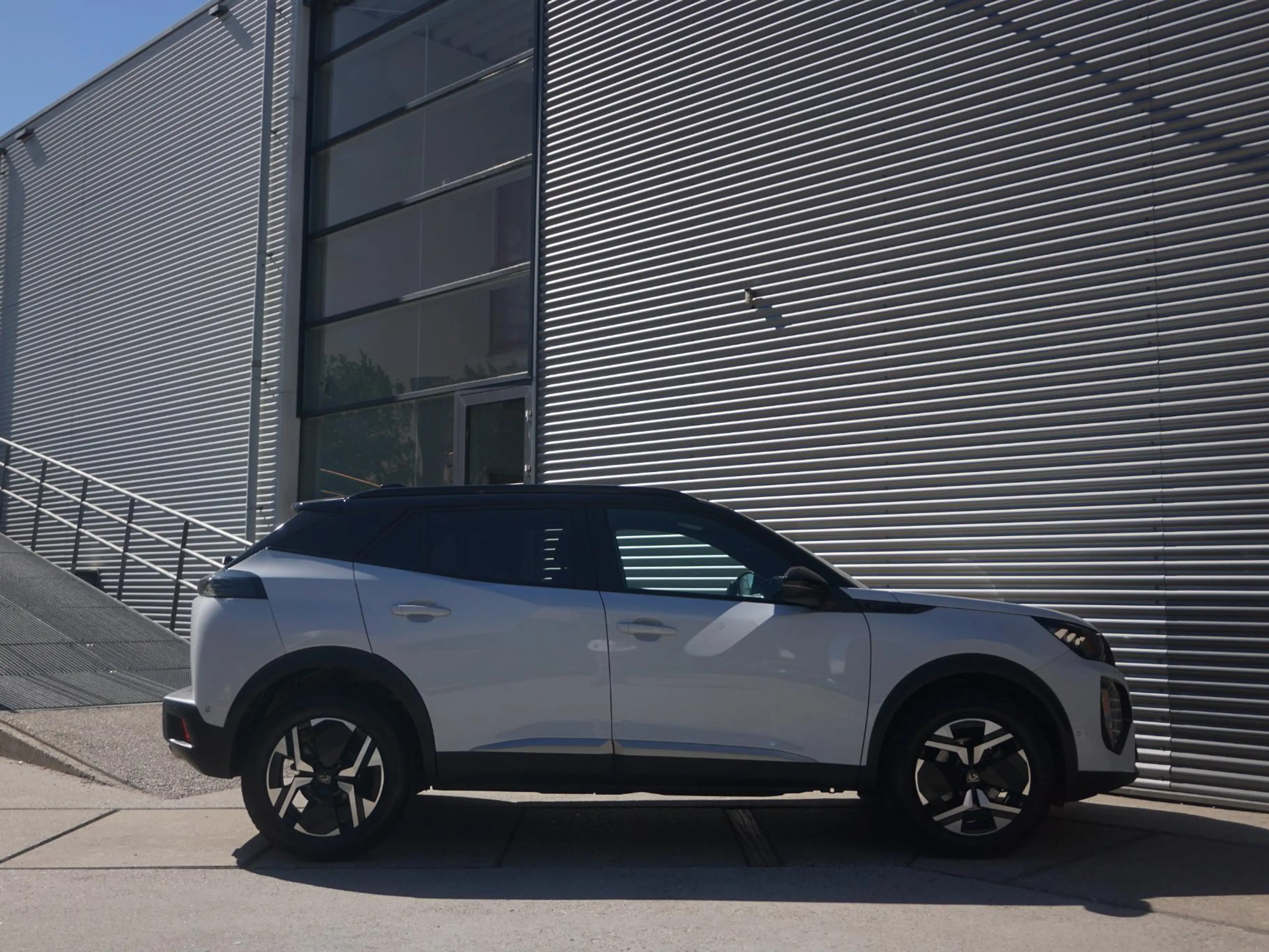 Peugeot 2008 1.2 Hybrid 145 GT 360 Camera — photo 6