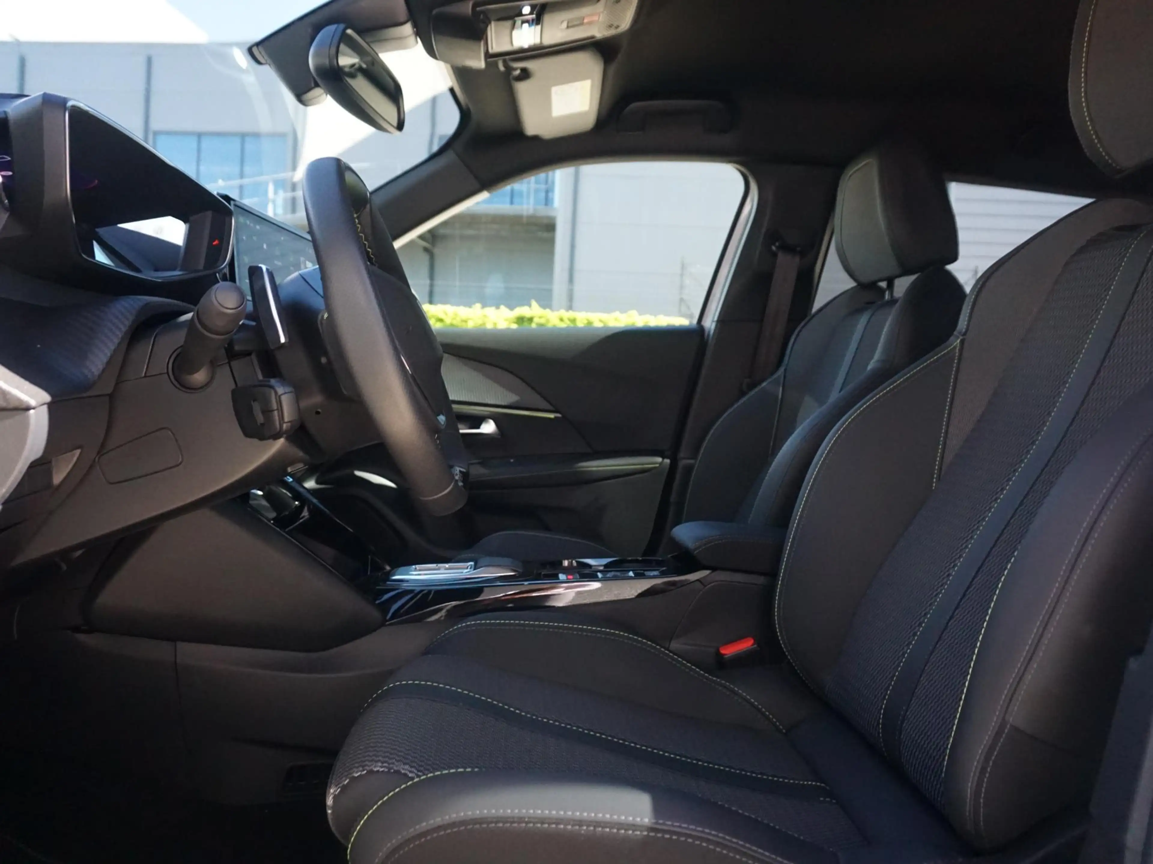 Peugeot 2008 1.2 Hybrid 145 GT 360 Camera — photo 11