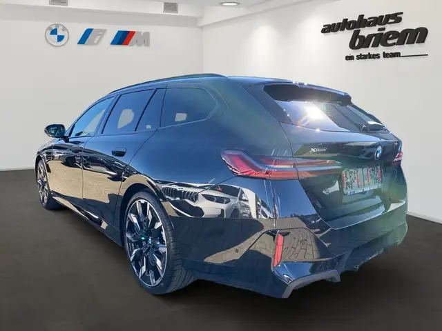 BMW 5 Series view 4