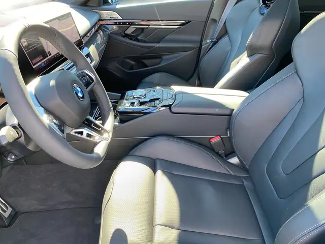 BMW 5 Series view 7