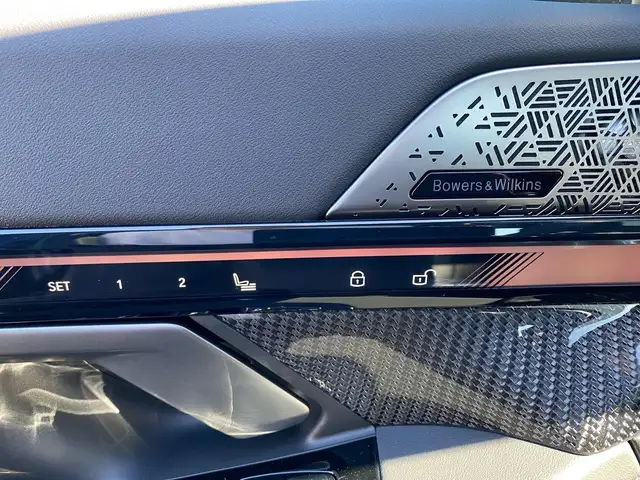 BMW 5 Series view 14