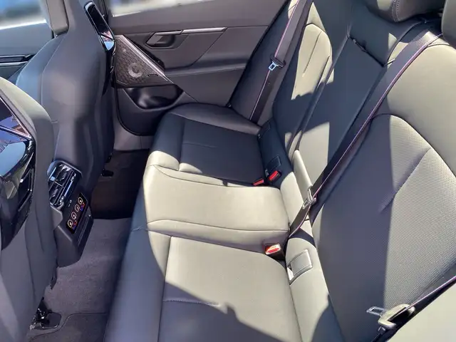 BMW 5 Series view 11