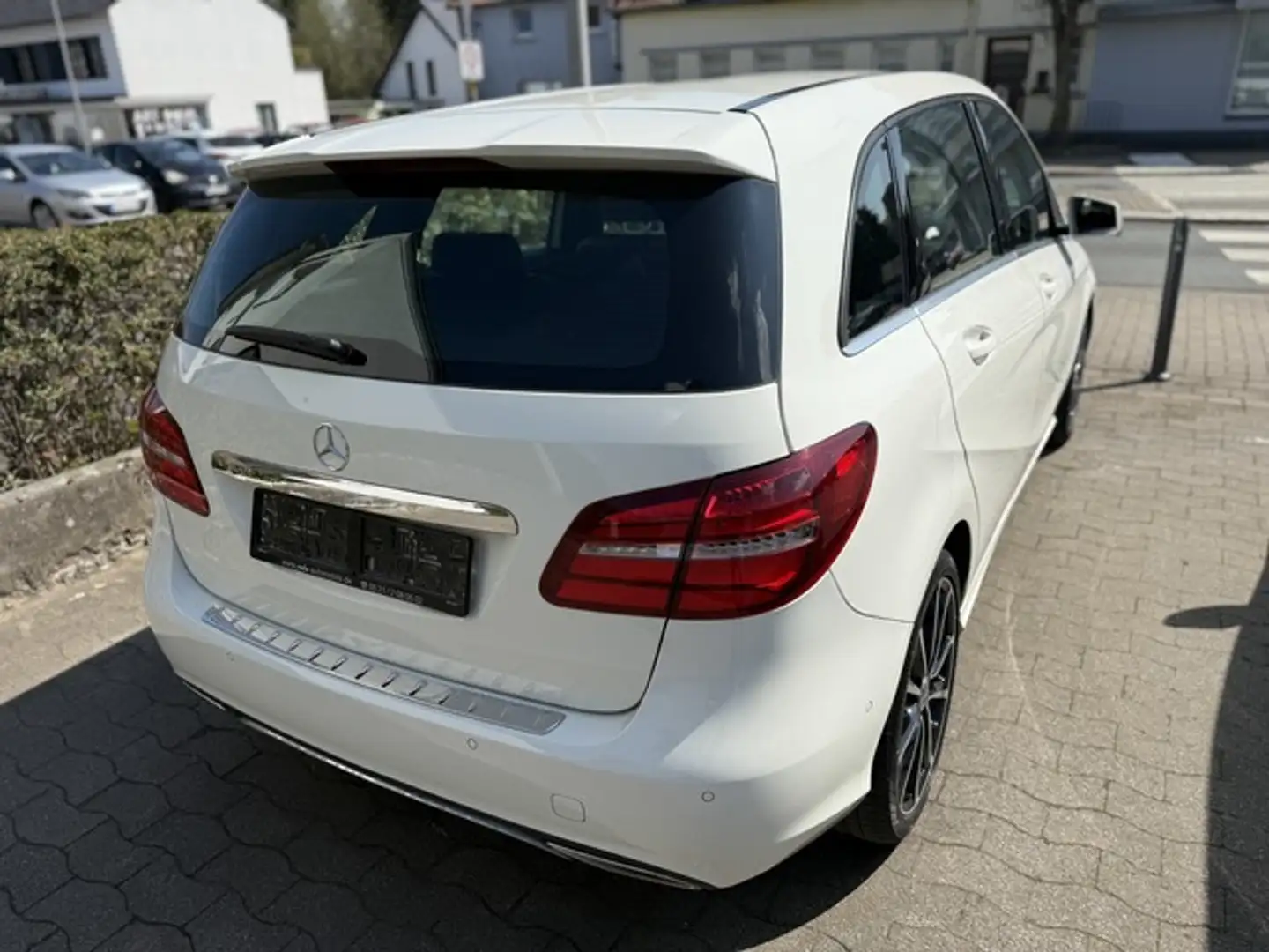 Mercedes-Benz B 180 Urban Sport Leder LED AHK Navi 17 Zoll P Blanc - 2
