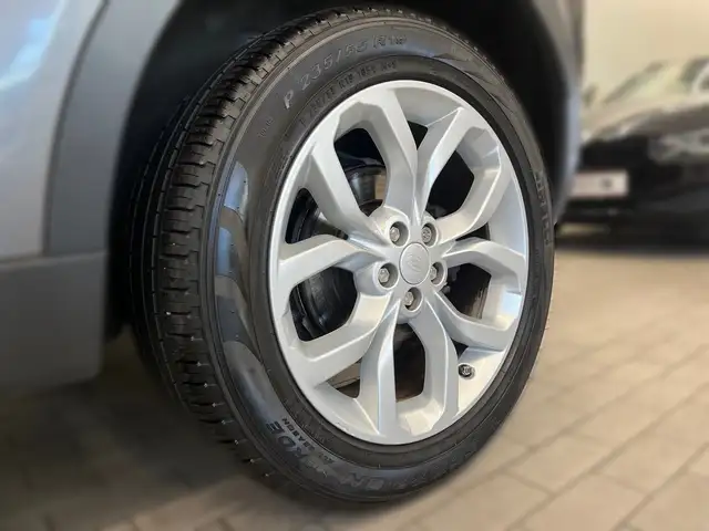 Land Rover Discovery Sport view 3
