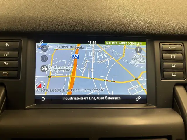 Land Rover Discovery Sport view 5