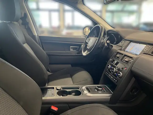 Land Rover Discovery Sport view 12