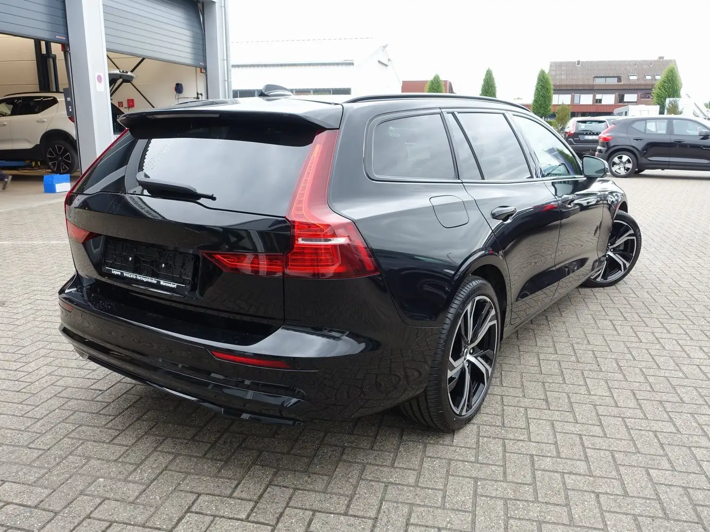 Volvo V60 Ultra B4 Dark/360°/Massage/B&W/HeadUP/AHK Noir - 2