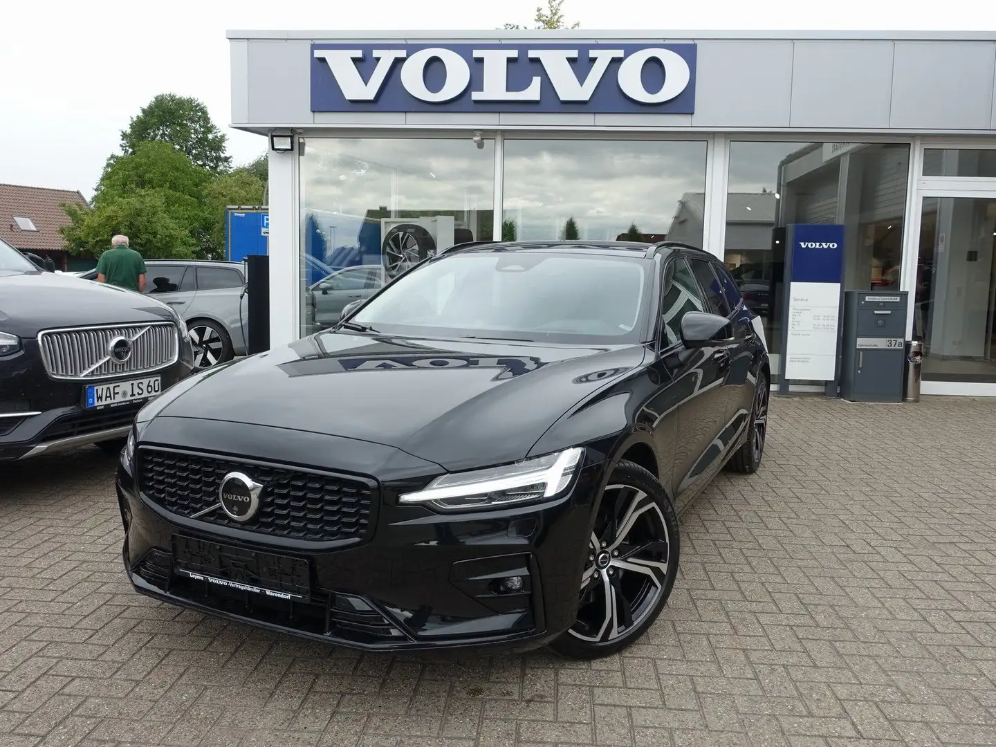 Volvo V60 Ultra B4 Dark/360°/Massage/B&W/HeadUP/AHK Noir - 1