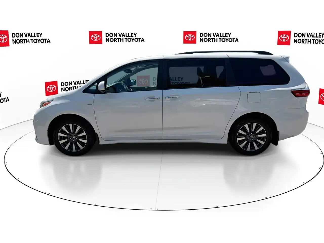 Toyota Sienna снимка Toyota Sienna