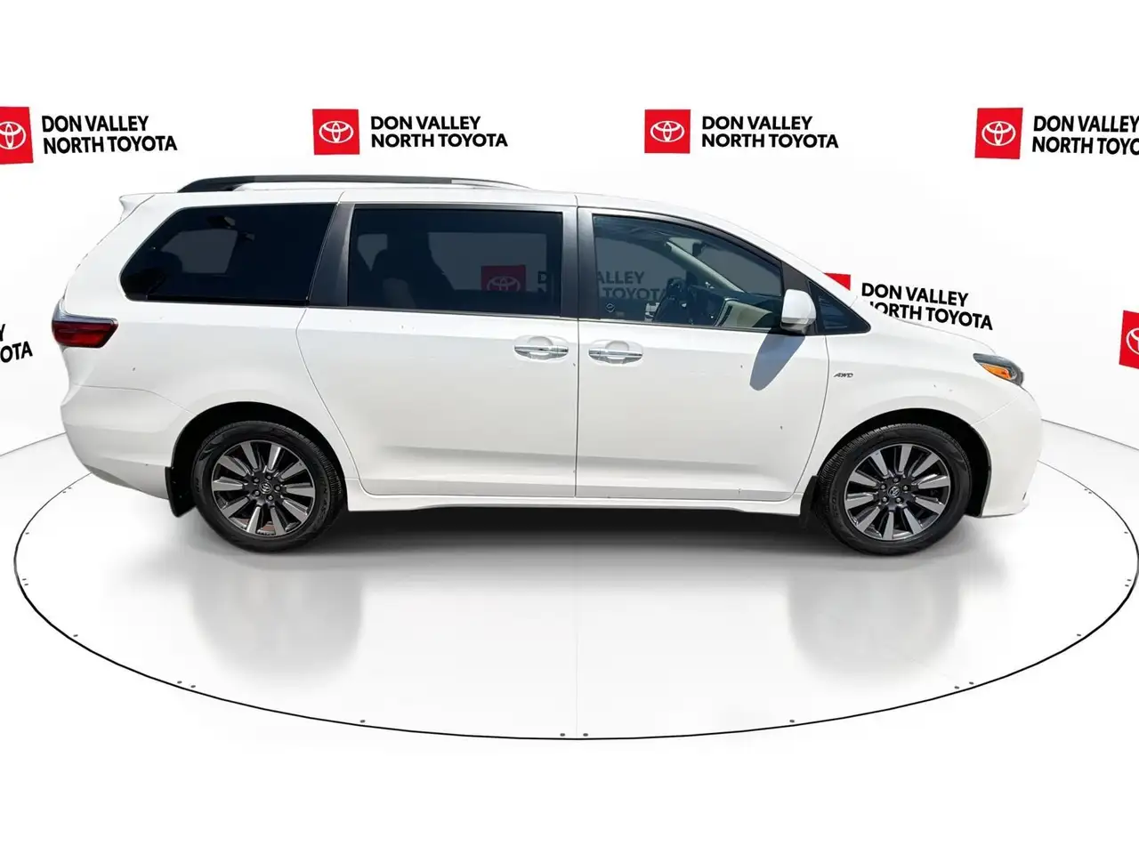 Toyota Sienna снимка Toyota Sienna