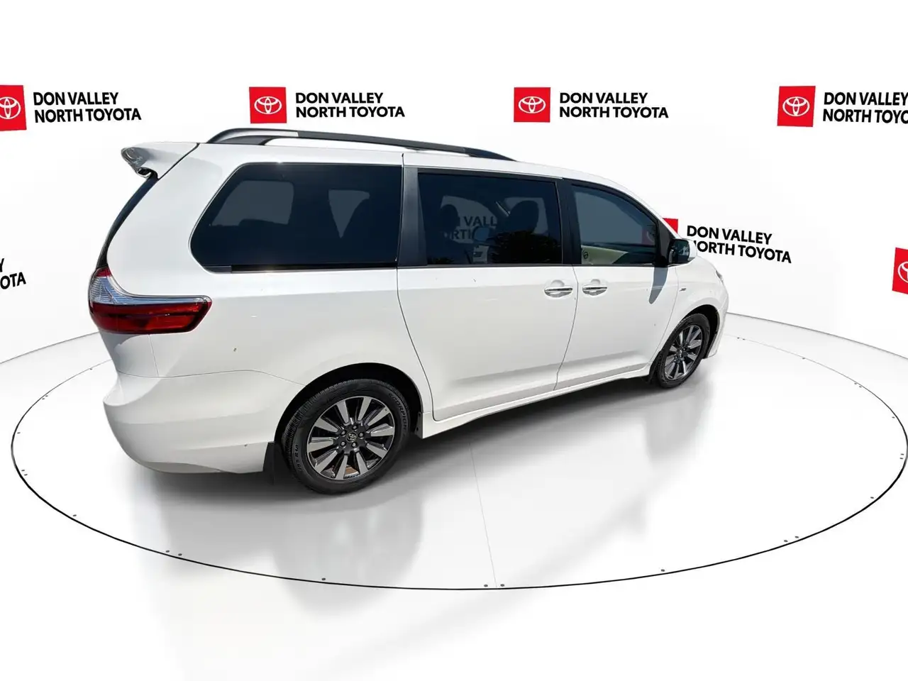 Toyota Sienna снимка Toyota Sienna