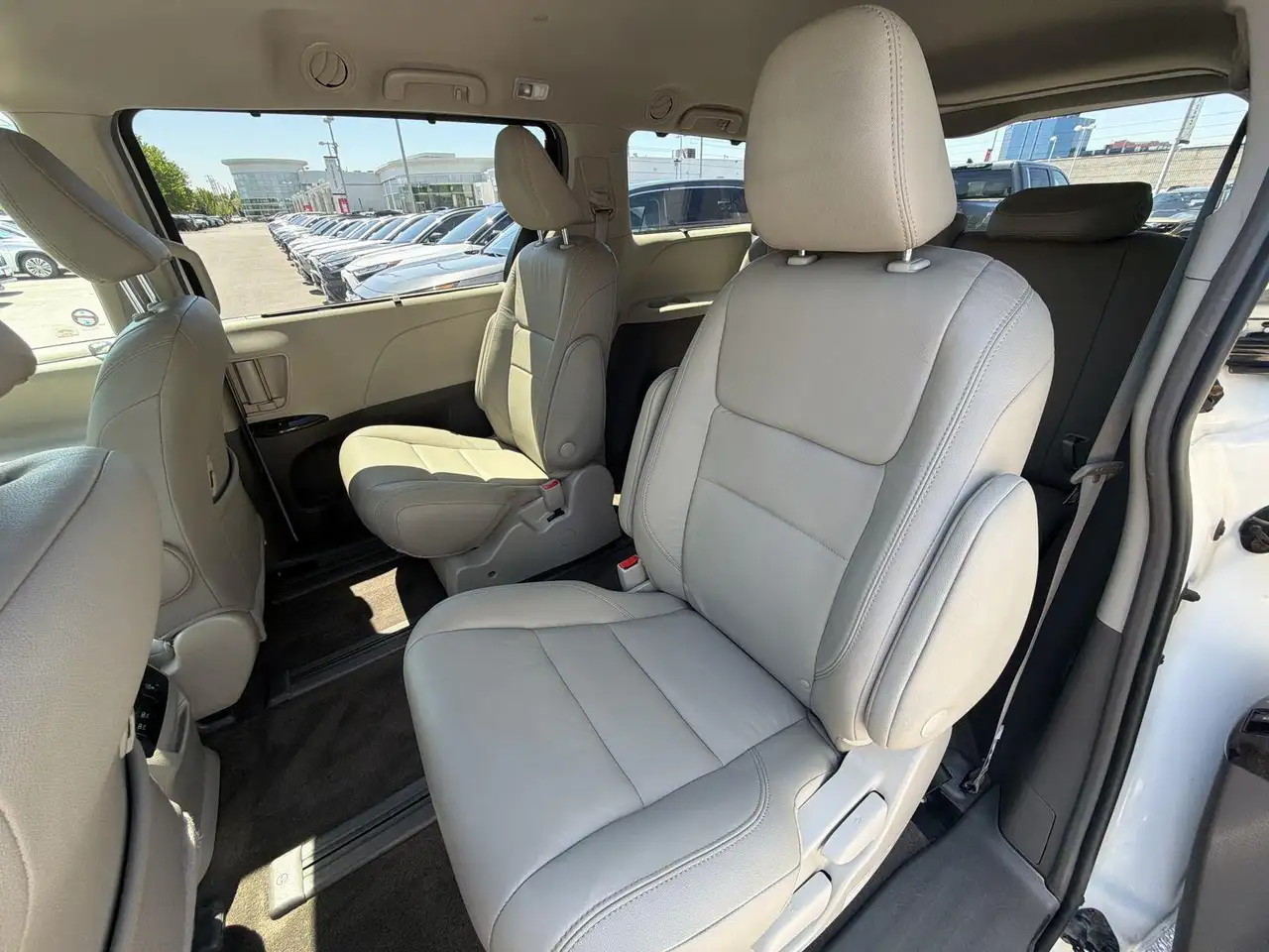 Toyota Sienna снимка Toyota Sienna