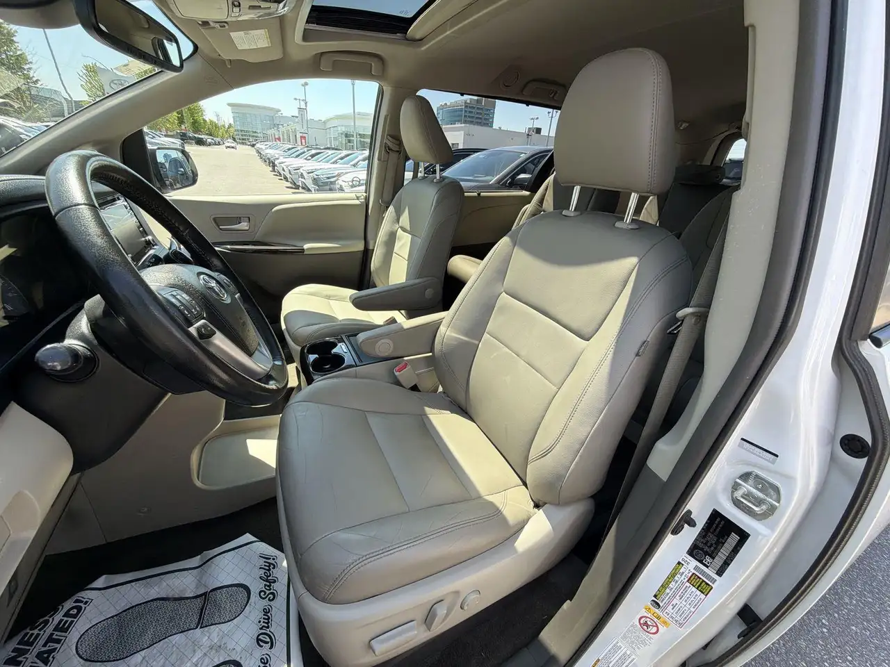Toyota Sienna снимка Toyota Sienna