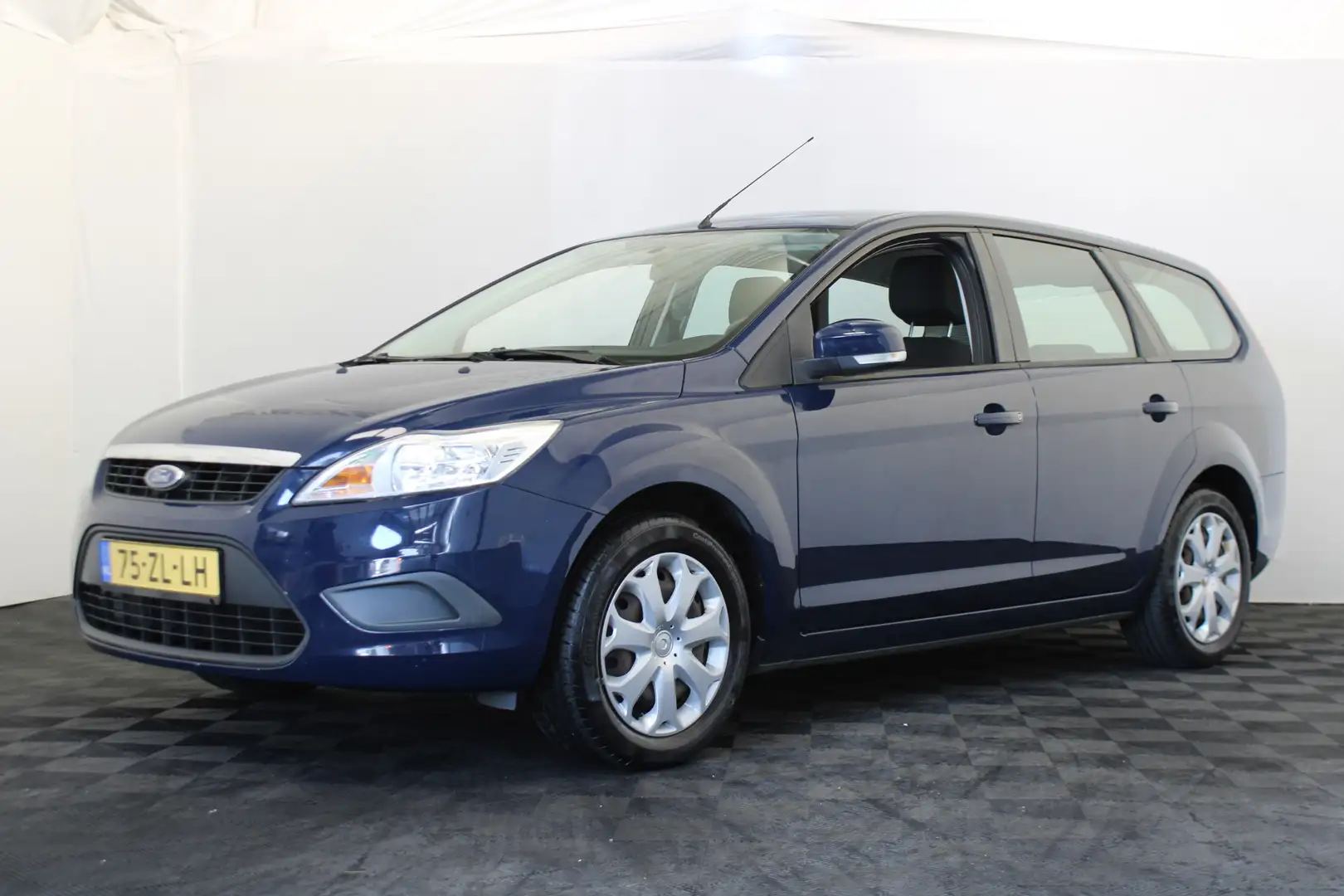 Ford Focus Wagon 1.6 Trend Blauw - 1