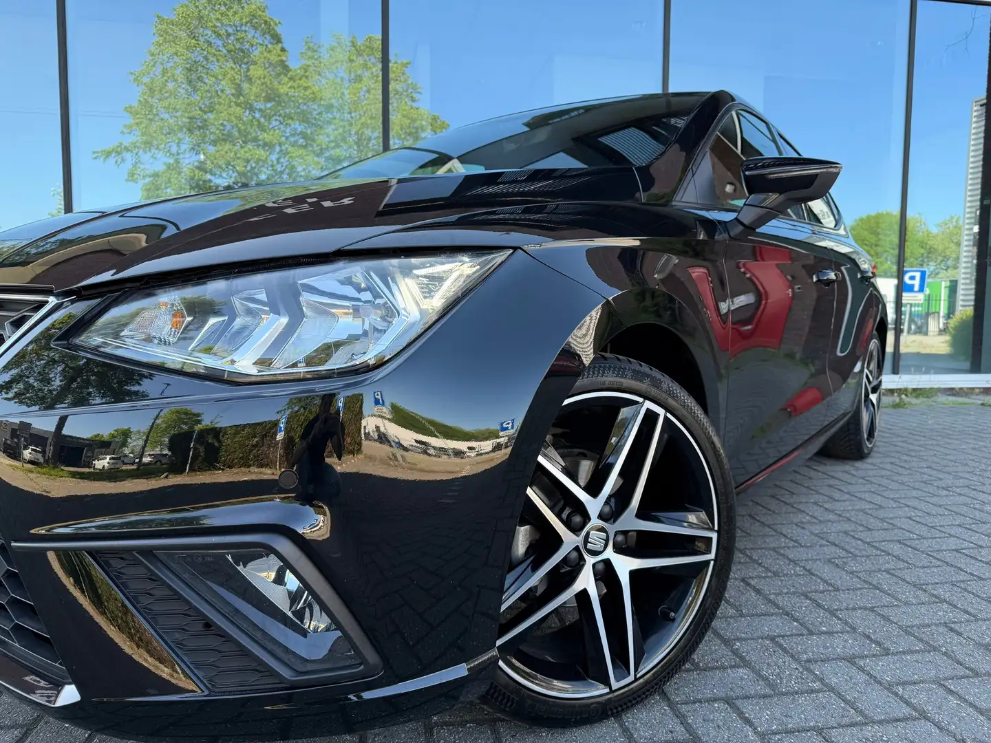 SEAT Ibiza 1.0 TSI FR Business Intense - Navi - Climate - Par Zwart - 2