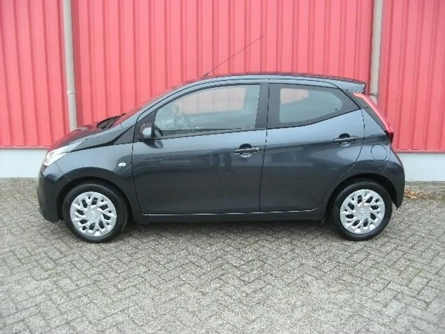 Toyota Aygo 1.0 VVT-i x-play / Airco / Carplay Grijs - 2