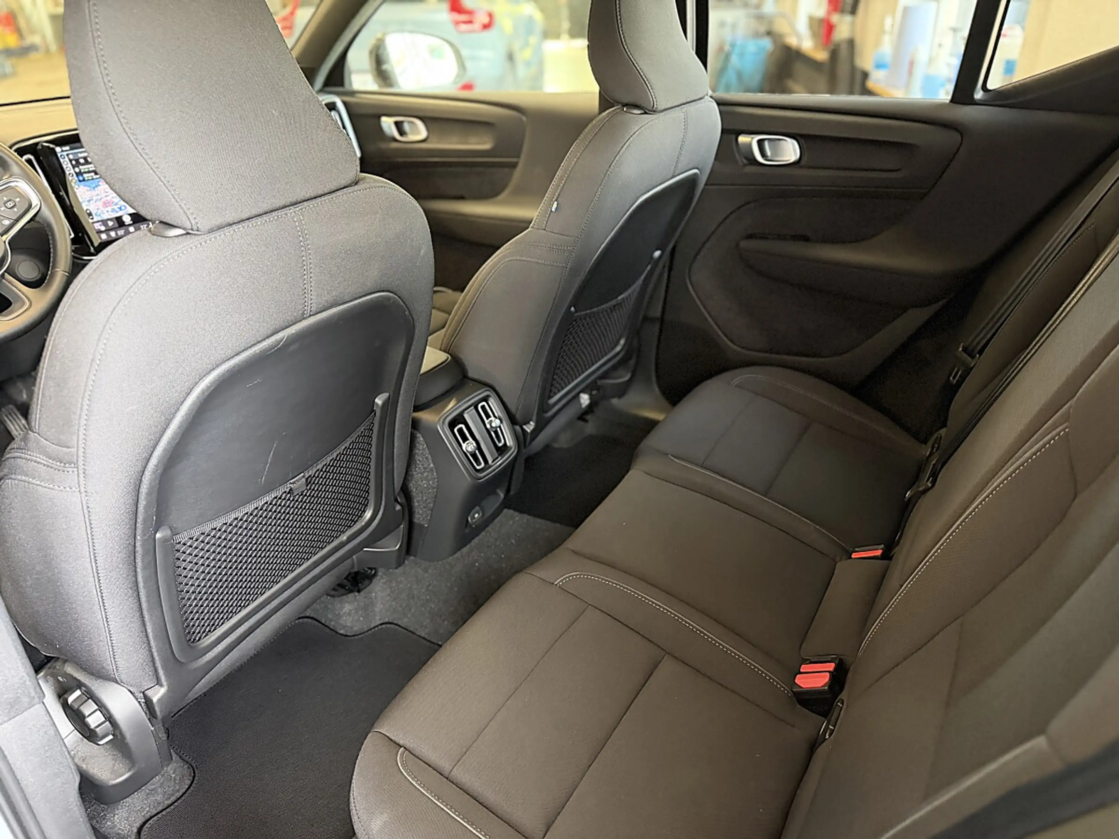 Volvo EX40 Single Motor Extended Range 82kWh Plus Dark — photo 9