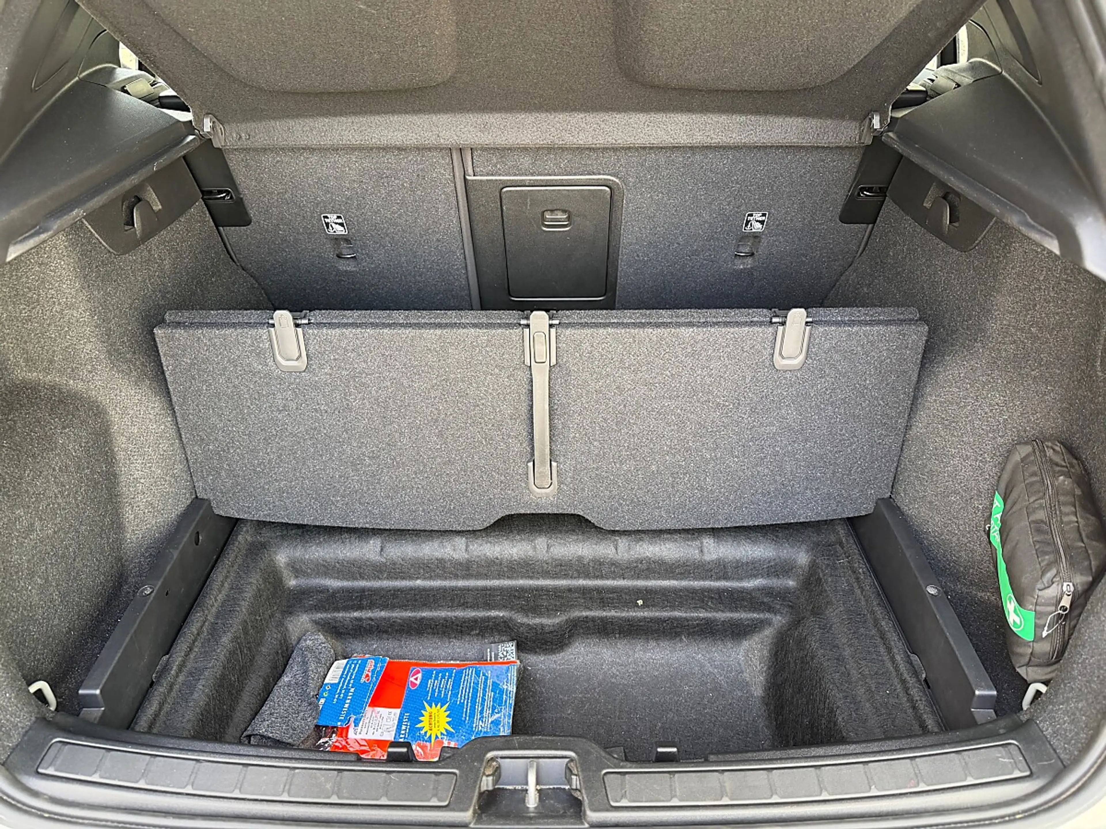 Volvo EX40 Single Motor Extended Range 82kWh Plus Dark — photo 7