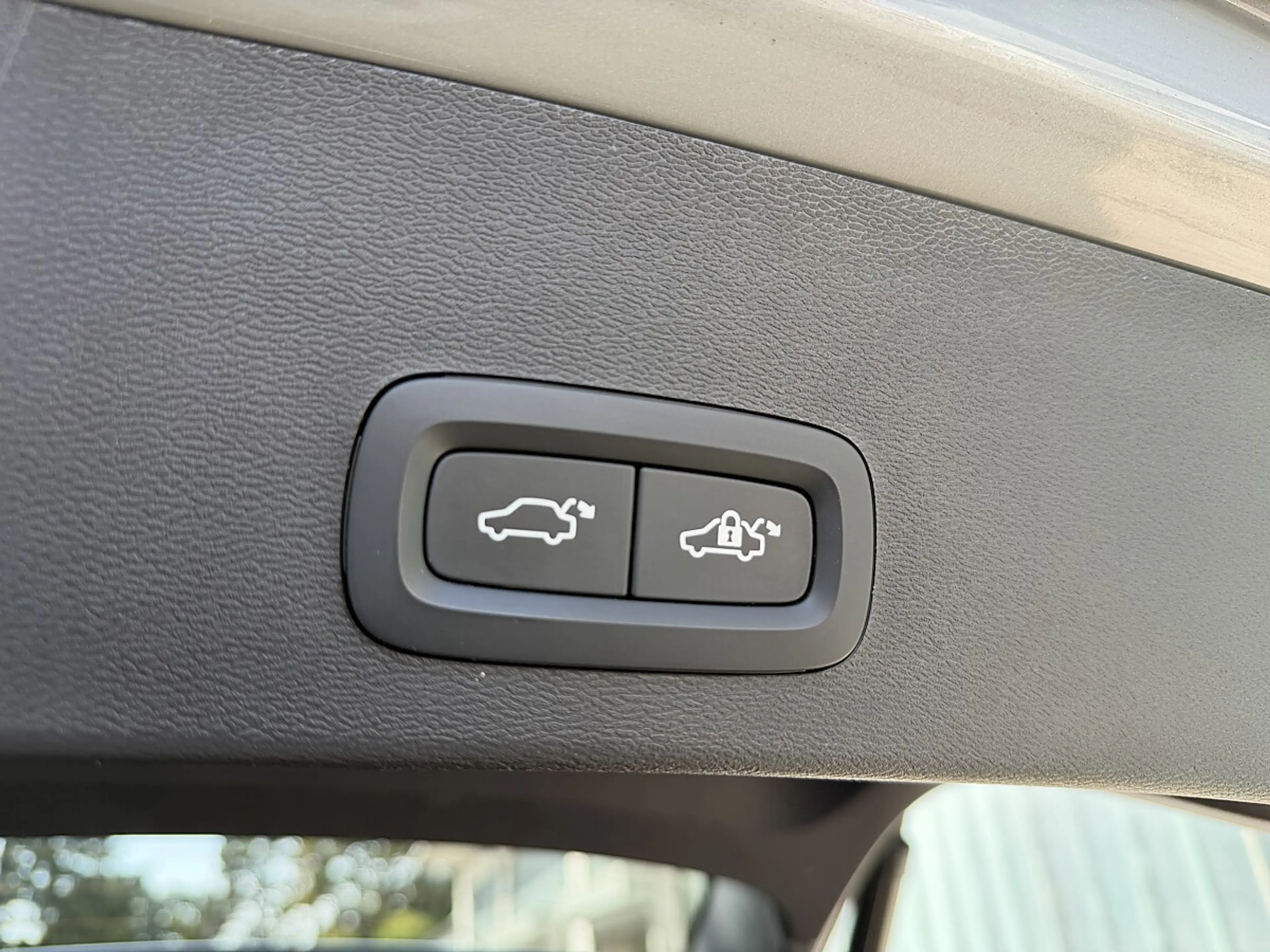 Volvo EX40 Single Motor Extended Range 82kWh Plus Dark — photo 8