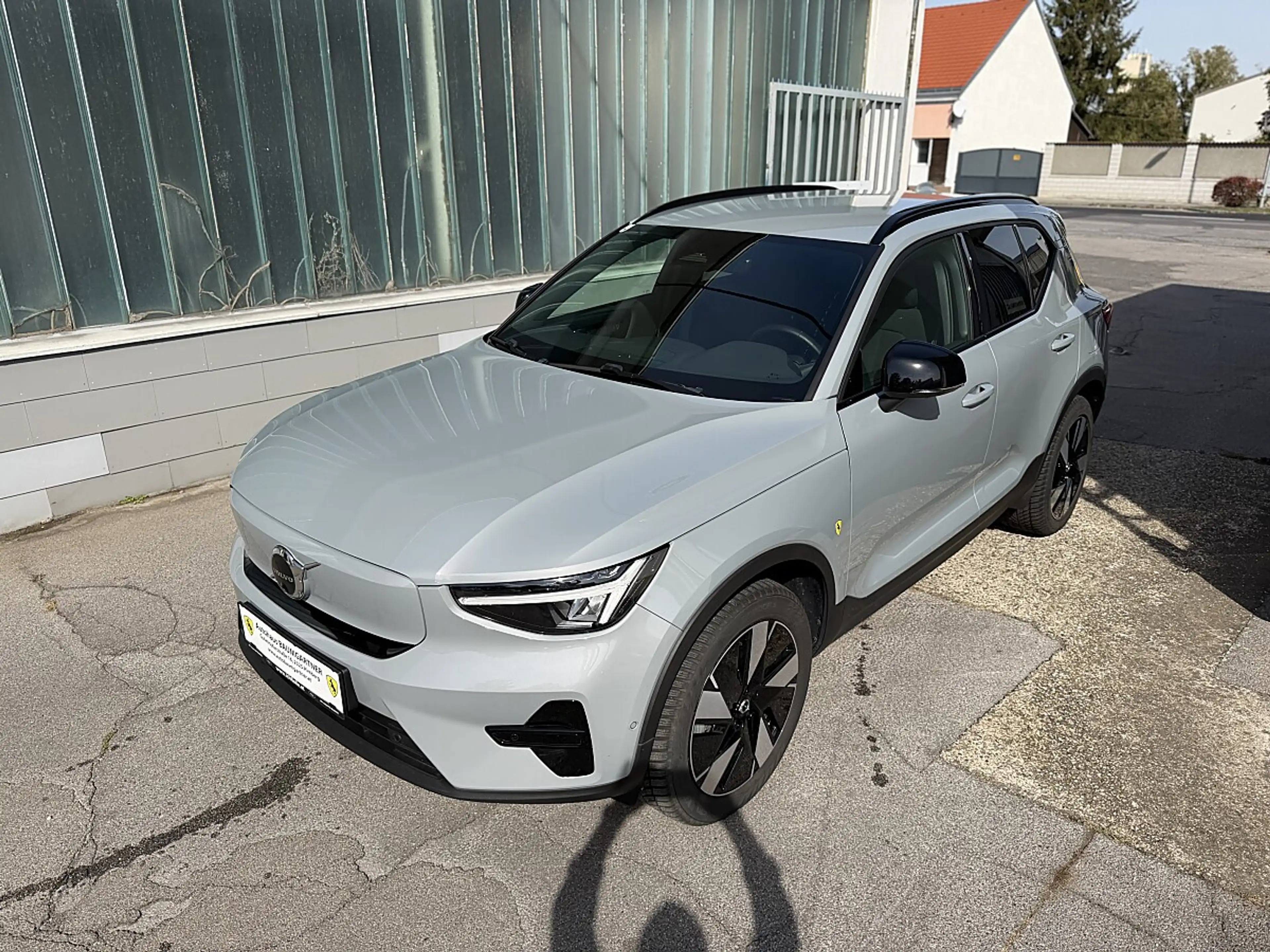 Volvo EX40 Single Motor Extended Range 82kWh Plus Dark — photo 3