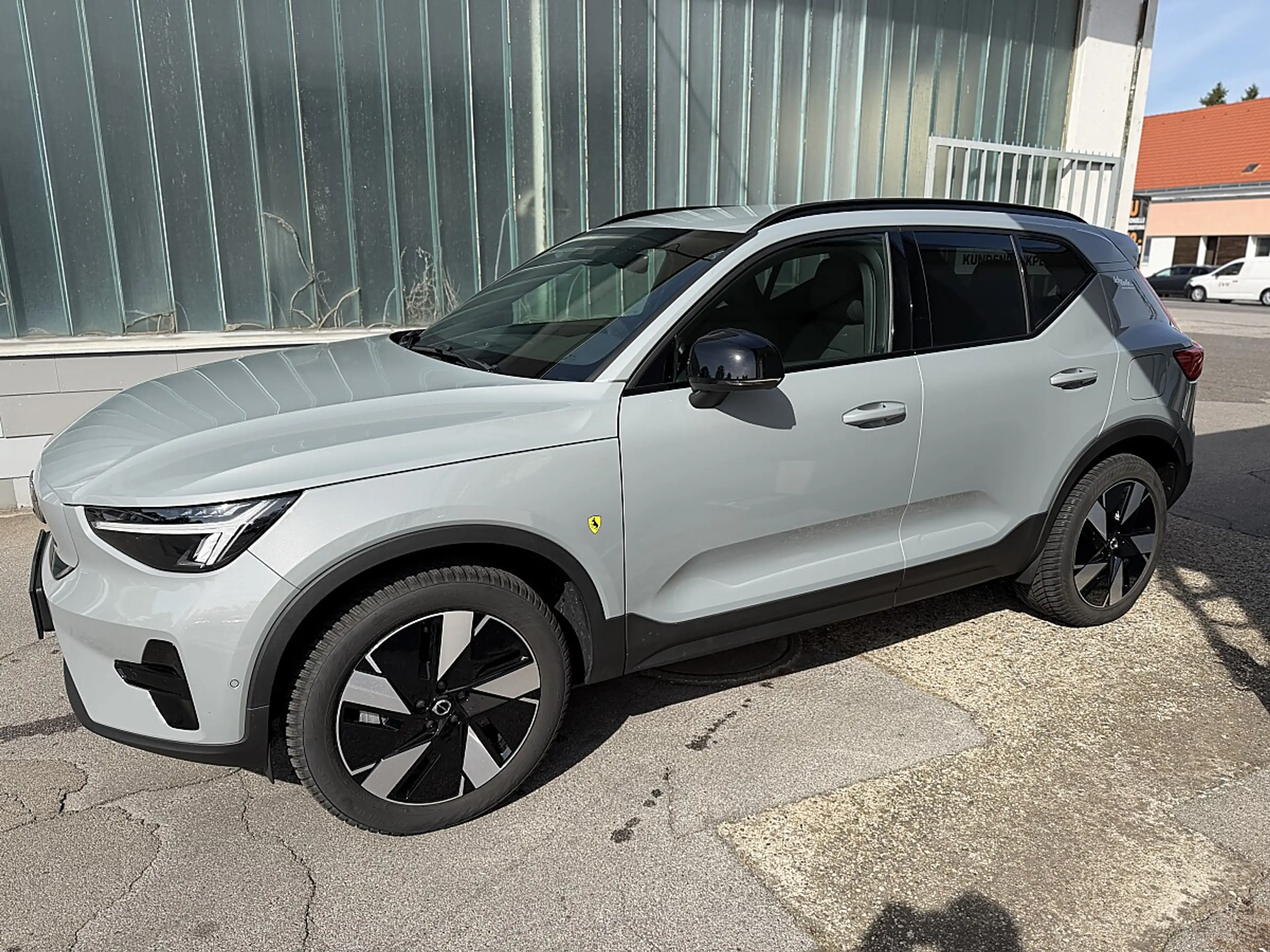 Volvo EX40 Single Motor Extended Range 82kWh Plus Dark — photo 4
