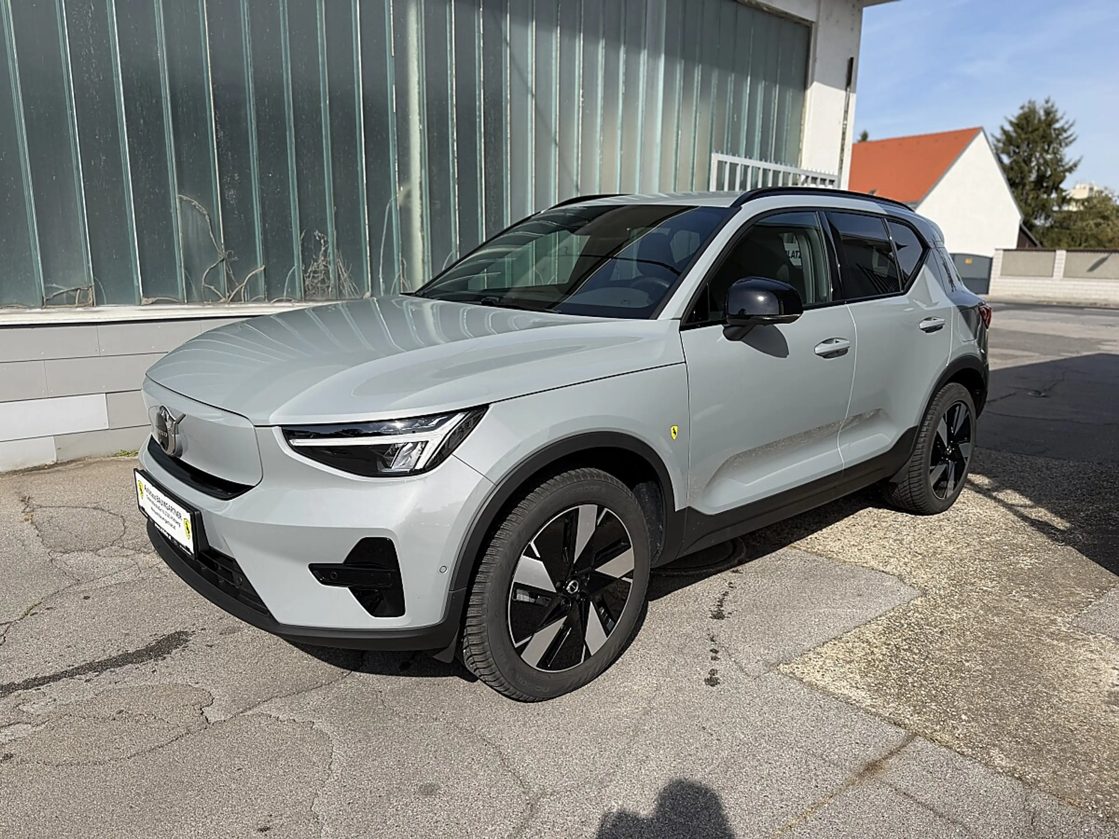 Volvo EX40 Single Motor Extended Range 82kWh Plus Dark — photo 2