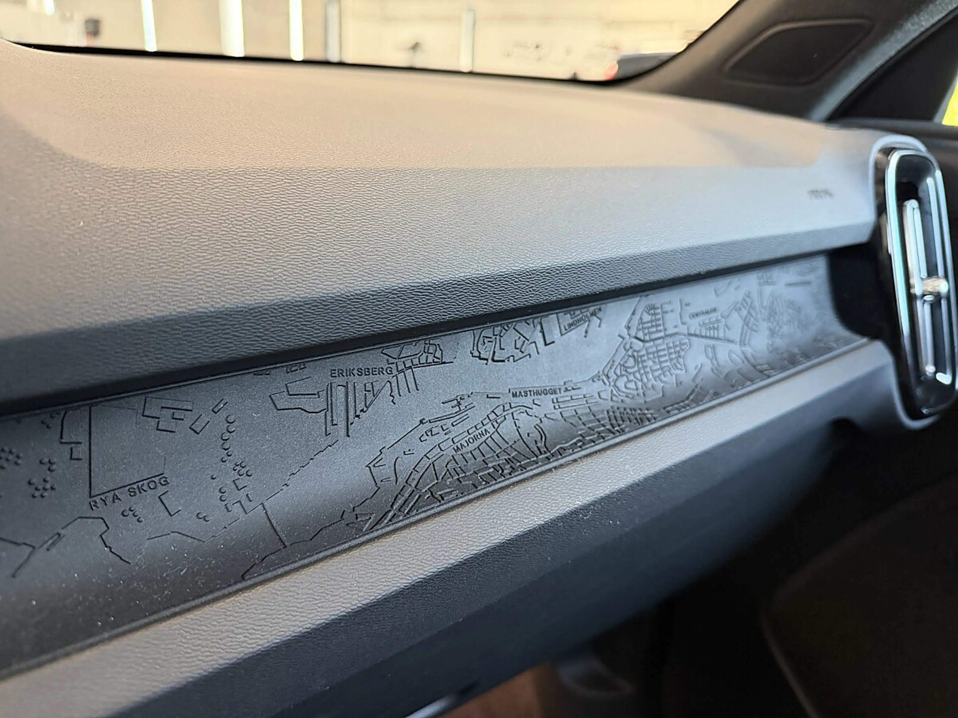 Volvo EX40 Single Motor Extended Range 82kWh Plus Dark — photo 12
