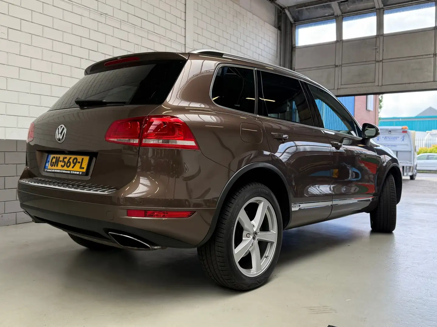 Volkswagen Touareg 3.0 TSI Hybrid Highline Brown - 2