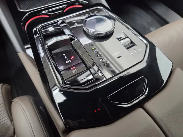 BMW 5 Series view 11
