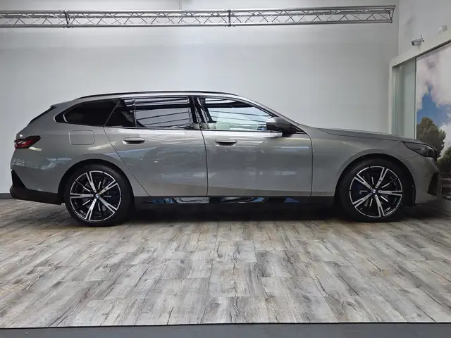 BMW 5 Series view 4