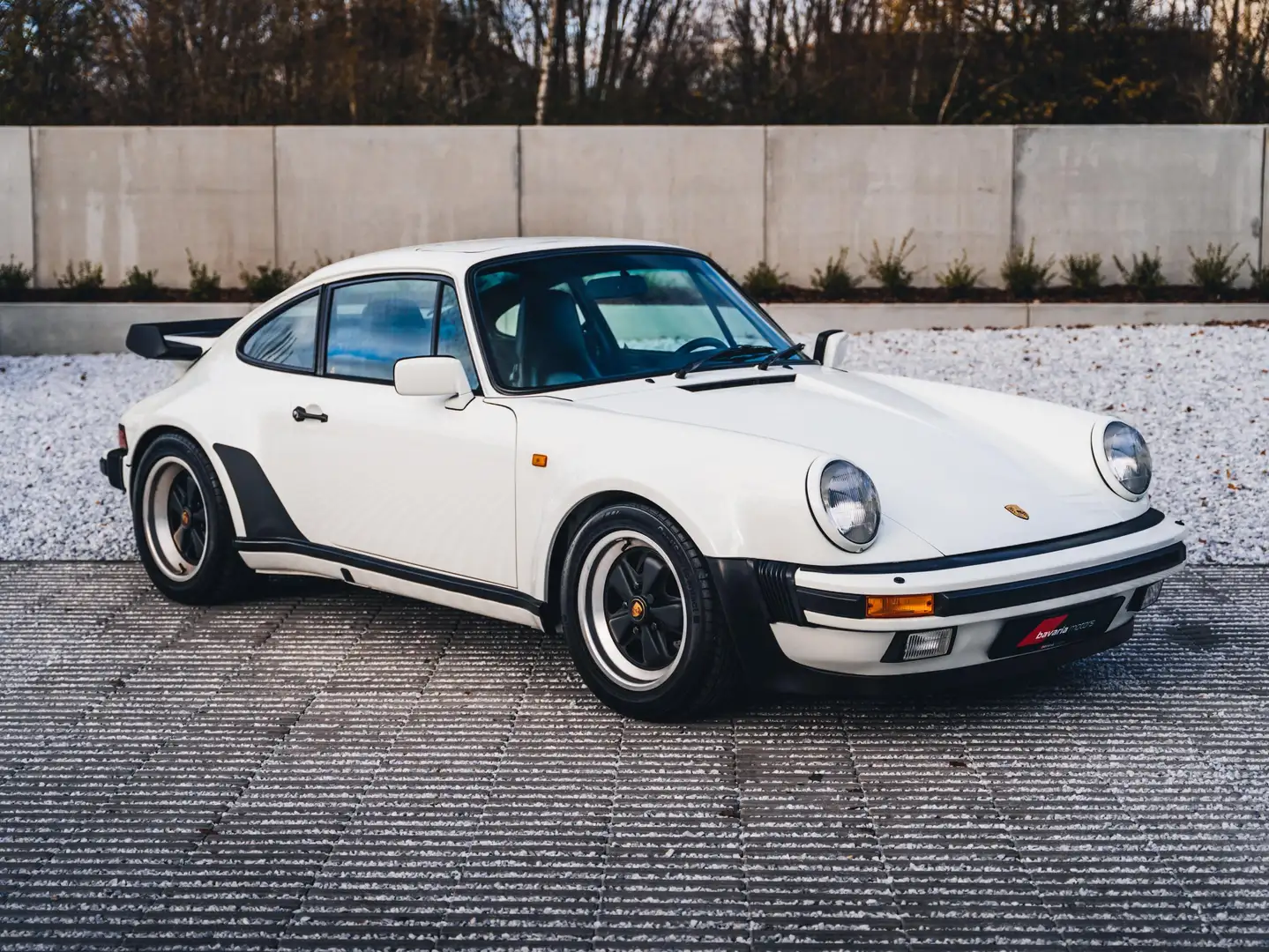 Porsche 930 Turbo 3.3 / Grand Prix White / Heated Seats / Pano Wit - 1