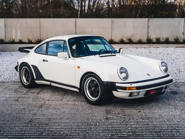 Porsche 930 Turbo 3.3 / Grand Prix White / Heated Seats / Pano