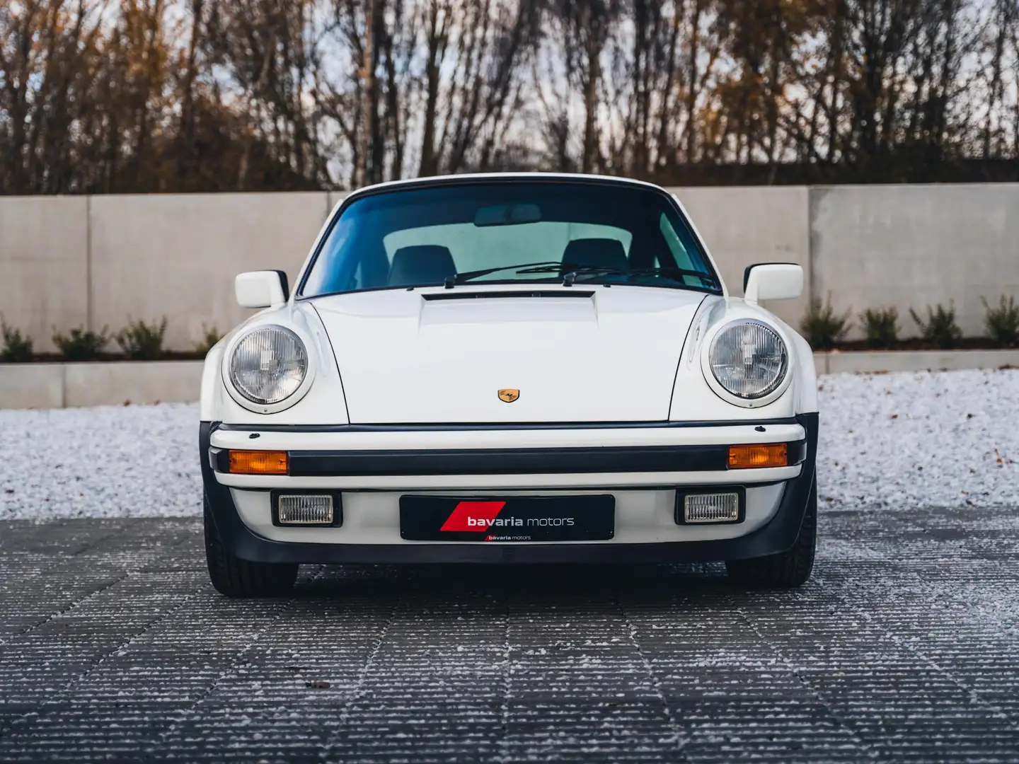 Porsche 930 Turbo 3.3 / Grand Prix White / Heated Seats / Pano Wit - 2