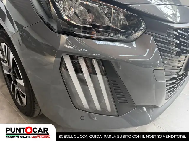 Peugeot 208 view 4