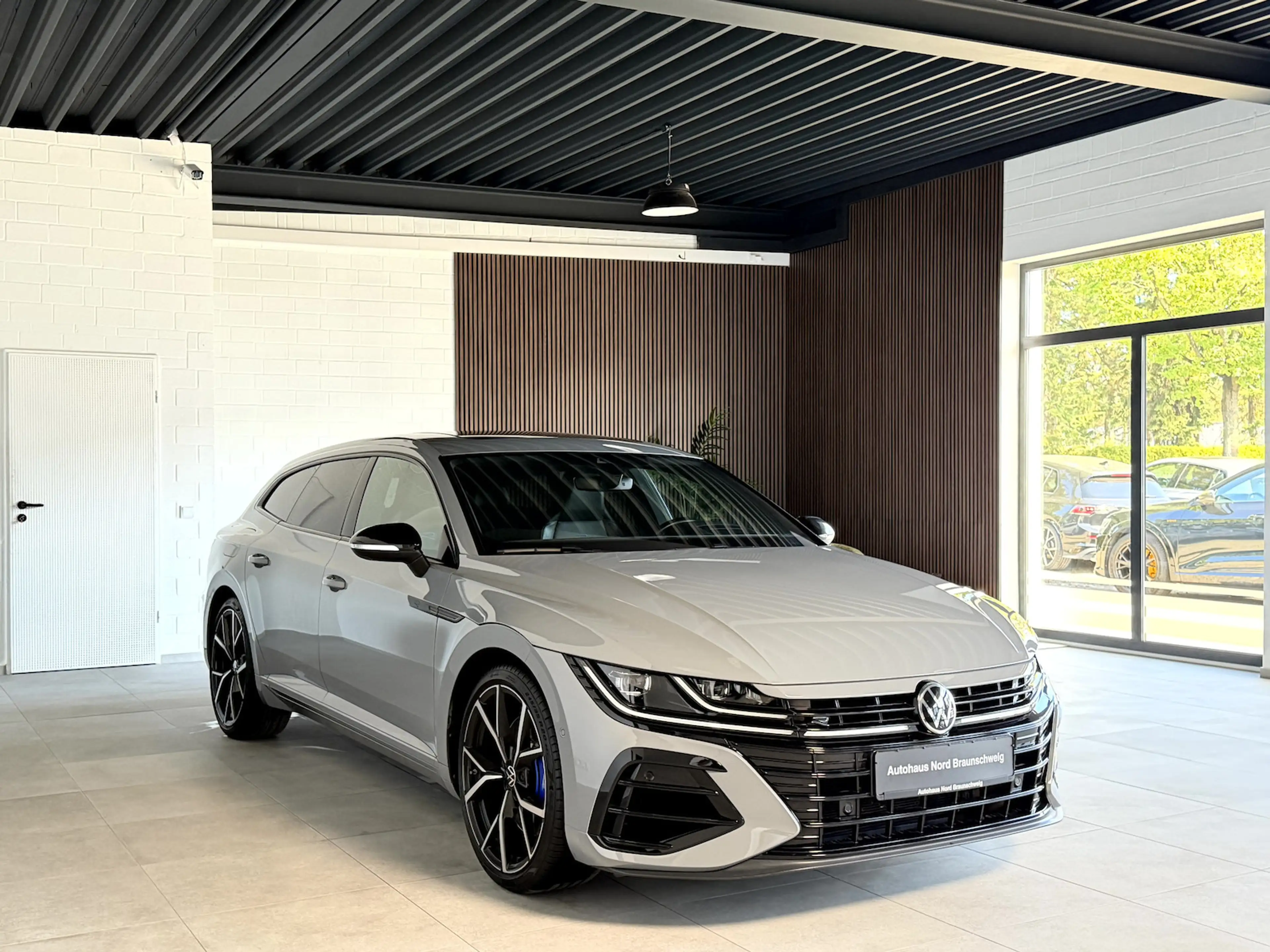 Volkswagen Arteon Shooting Brake R 2.0 TSI*Pano*AHK*HUD*H&K* — photo 4