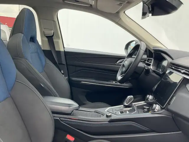 Lynk & Co 01 view 4