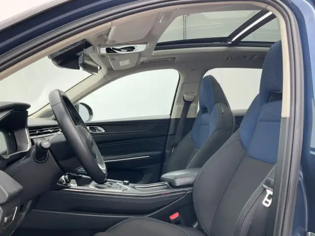 Lynk & Co 01 view 12