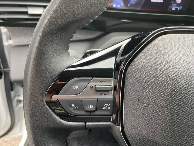 Peugeot 308 view 11