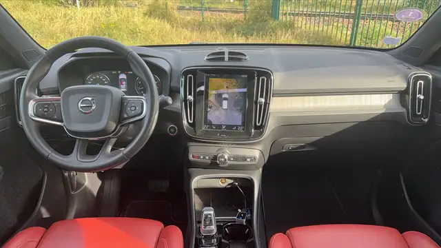 Volvo XC40 view 11