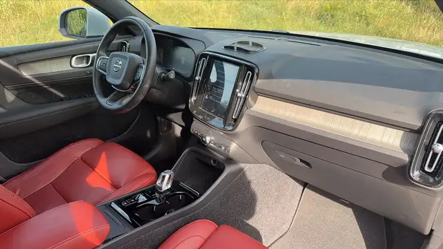 Volvo XC40 view 10
