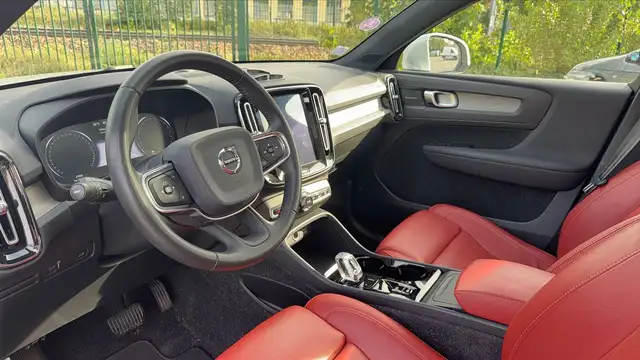 Volvo XC40 view 8