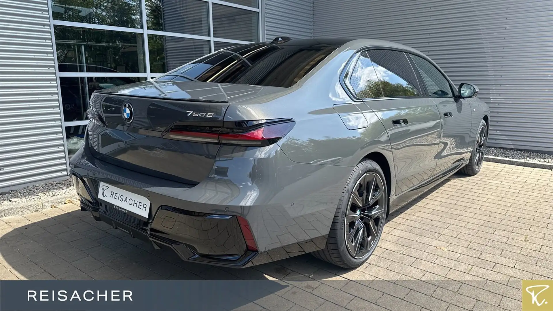 BMW 750 e A xDrive M-Sport,M-Sport PRO,SkyLou,AHK,DAP Grau - 2