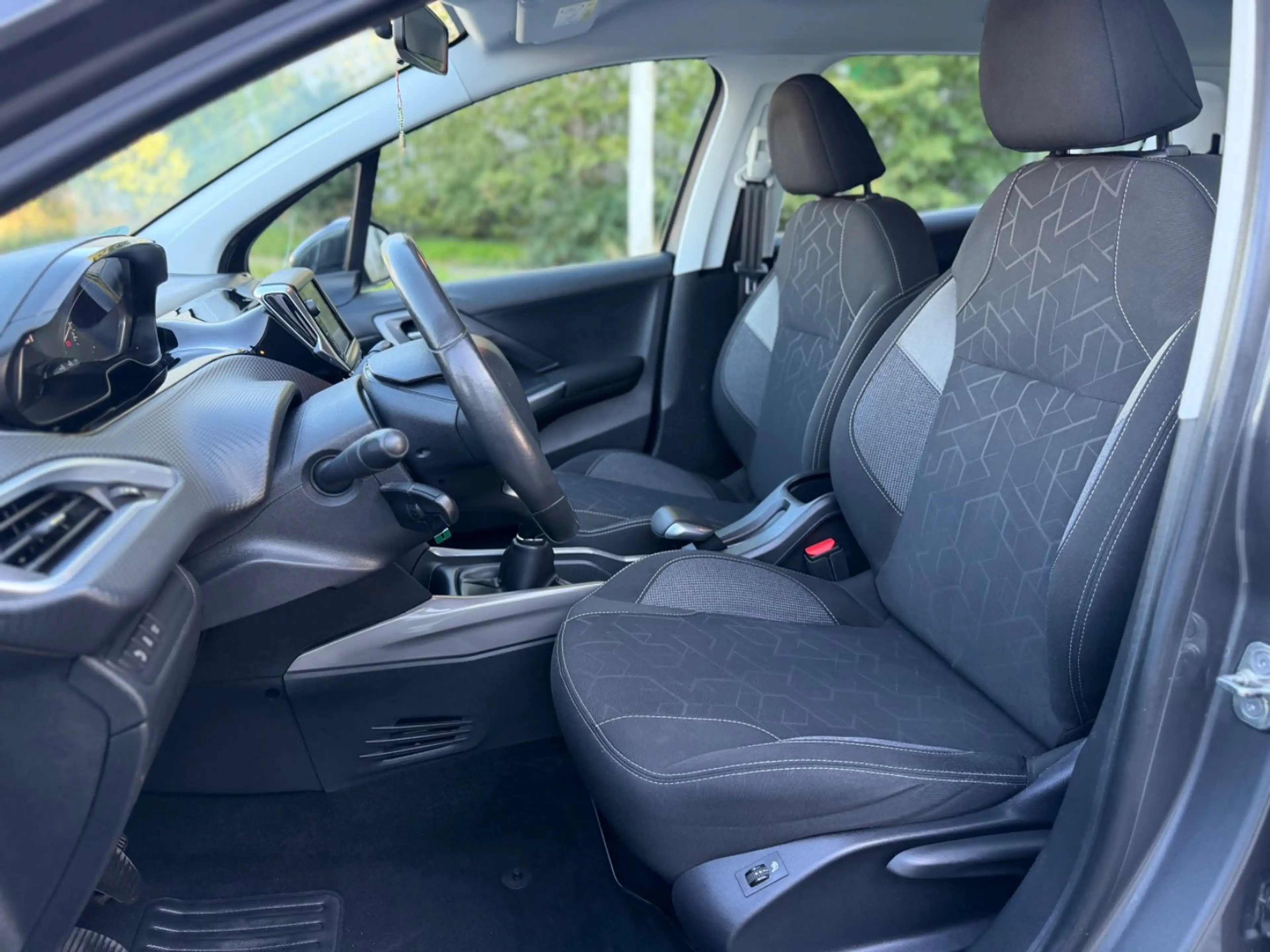 Peugeot 2008 Active PDC SHZ NAVI Neu Tüv — photo 10