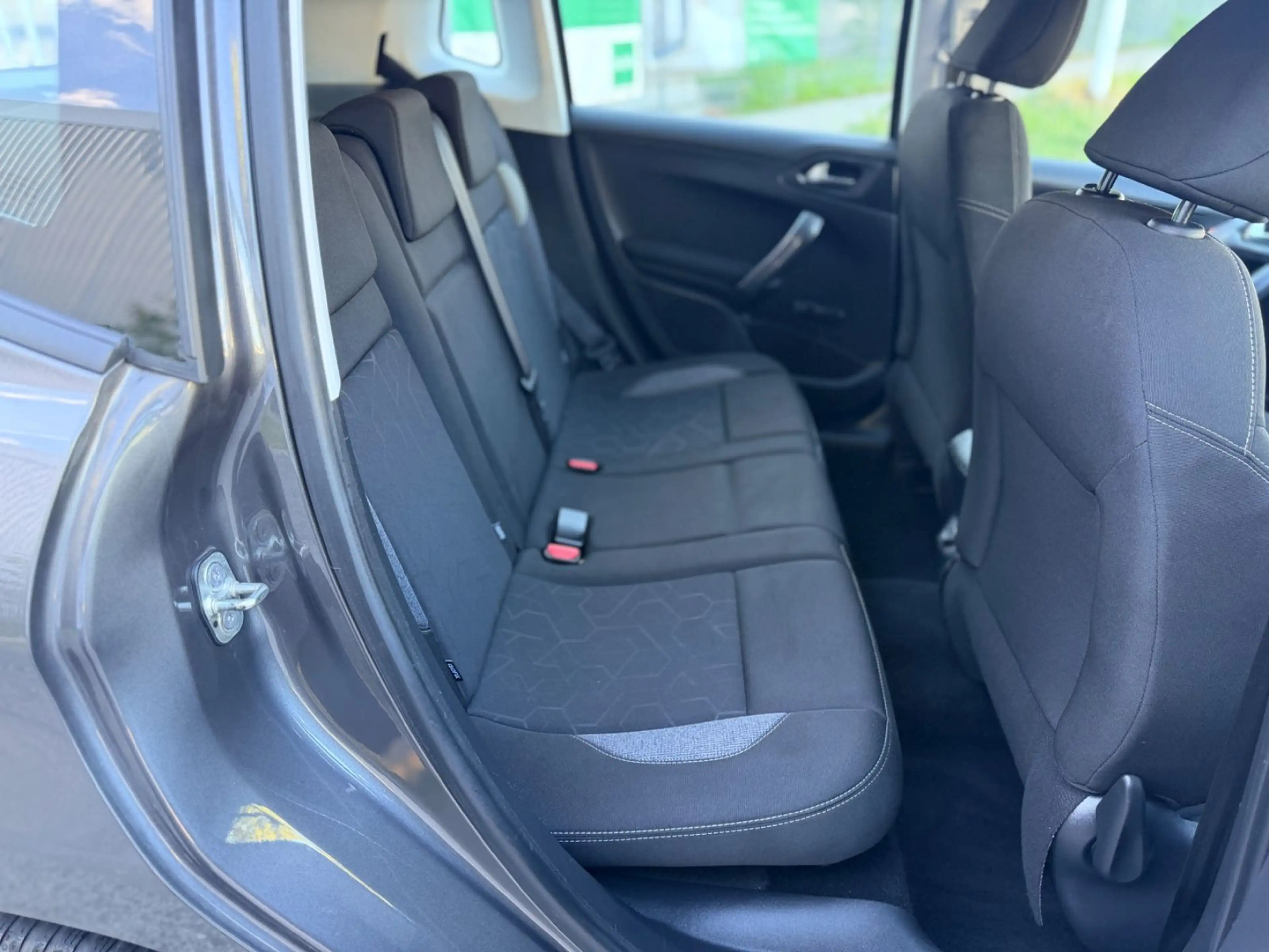 Peugeot 2008 Active PDC SHZ NAVI Neu Tüv — photo 15