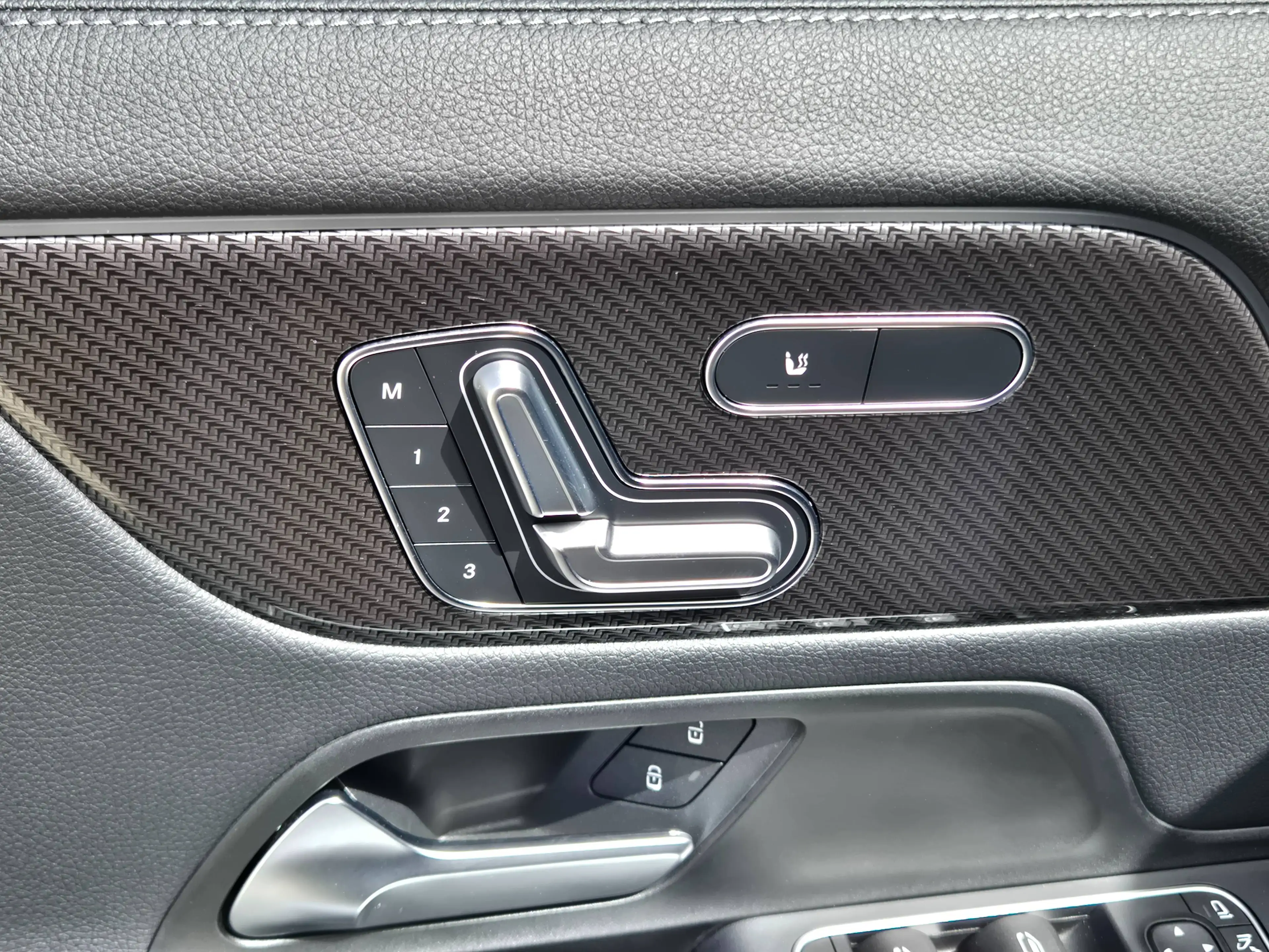 Mercedes-Benz GLA 200 GLA 200 d 4Matic AMG Line |Panorama|Burmester|Leder|FACELIFT Modell — photo 14