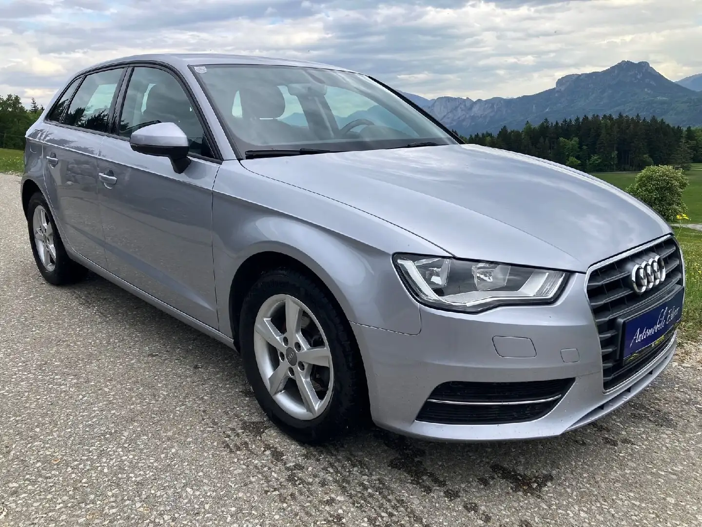 Audi A3 1.2 TFSI, Sportback Attraction, Navi, 8-f. bereift Silber - 2