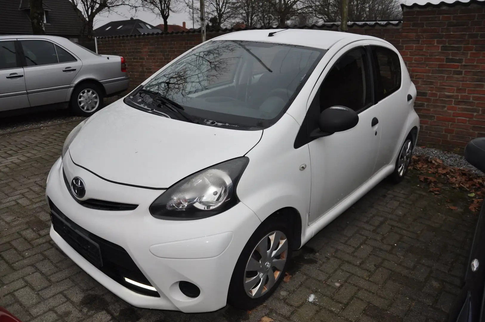 Toyota Aygo Aygo 1,0i 5türig Ganzjahres Reifen CD Weiß - 2
