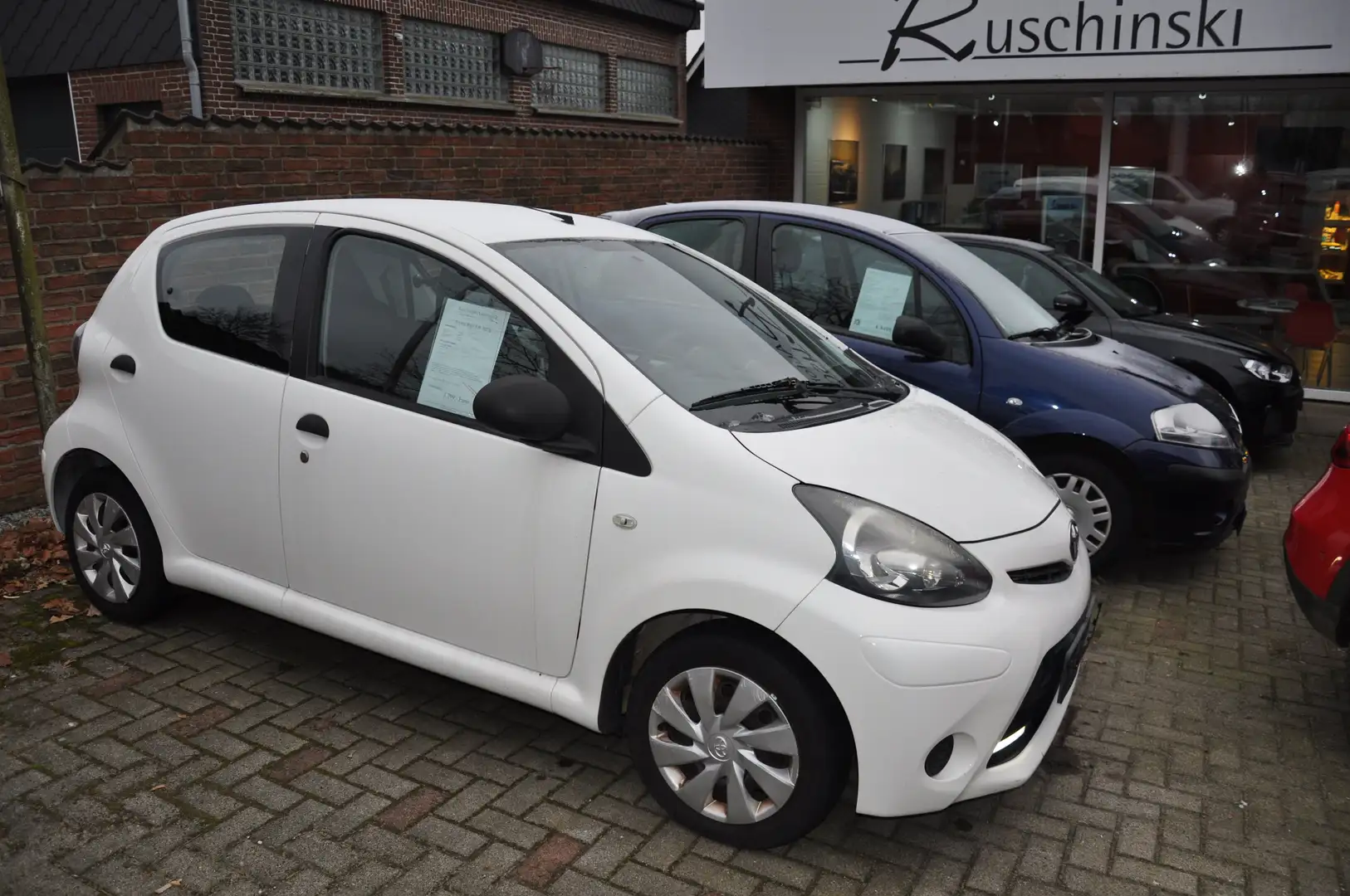 Toyota Aygo Aygo 1,0i 5türig Ganzjahres Reifen CD Weiß - 1