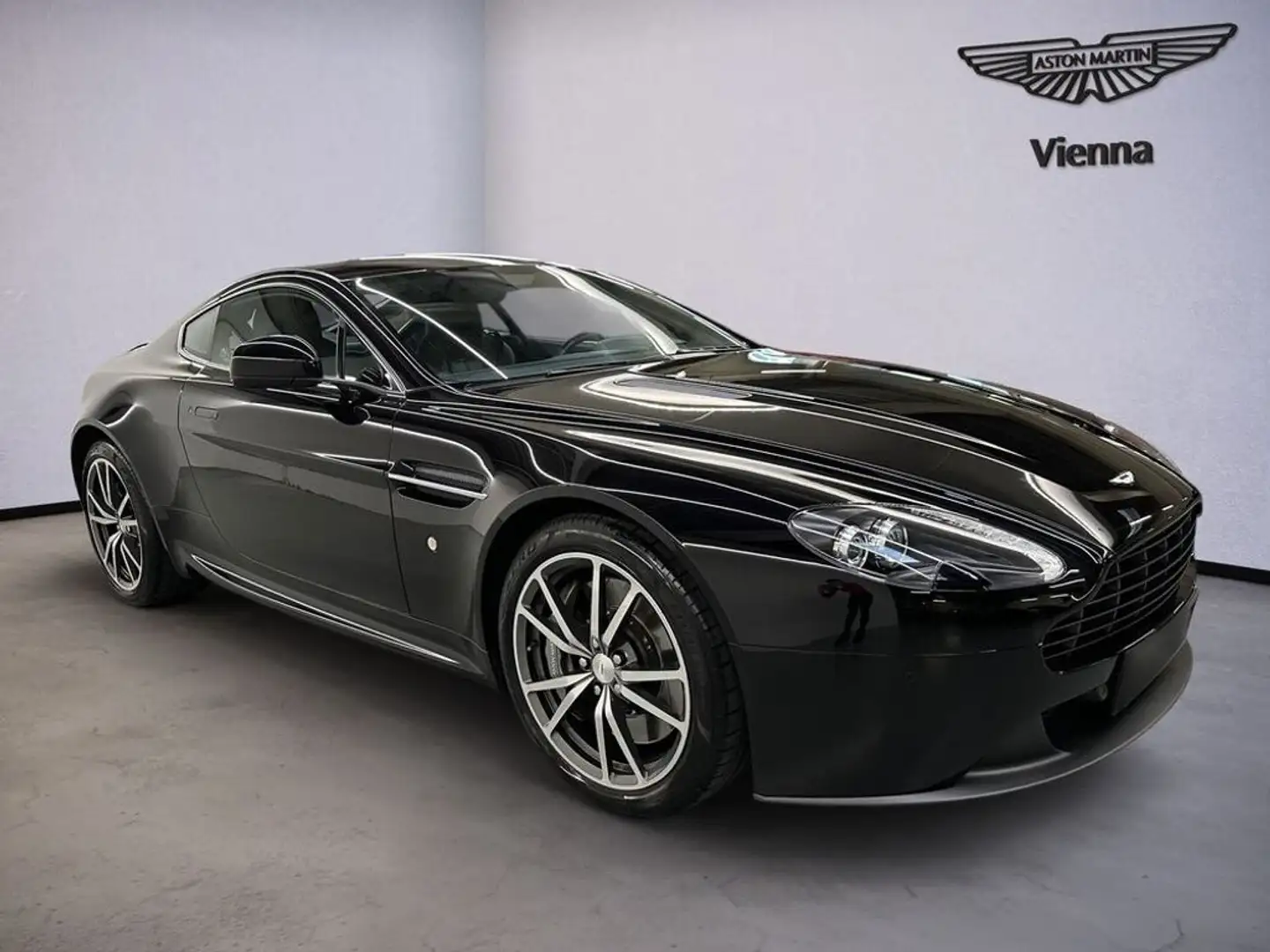 Aston Martin Vantage V8 | Onyx Black | Q Exclusive Int. | PDC Noir - 2