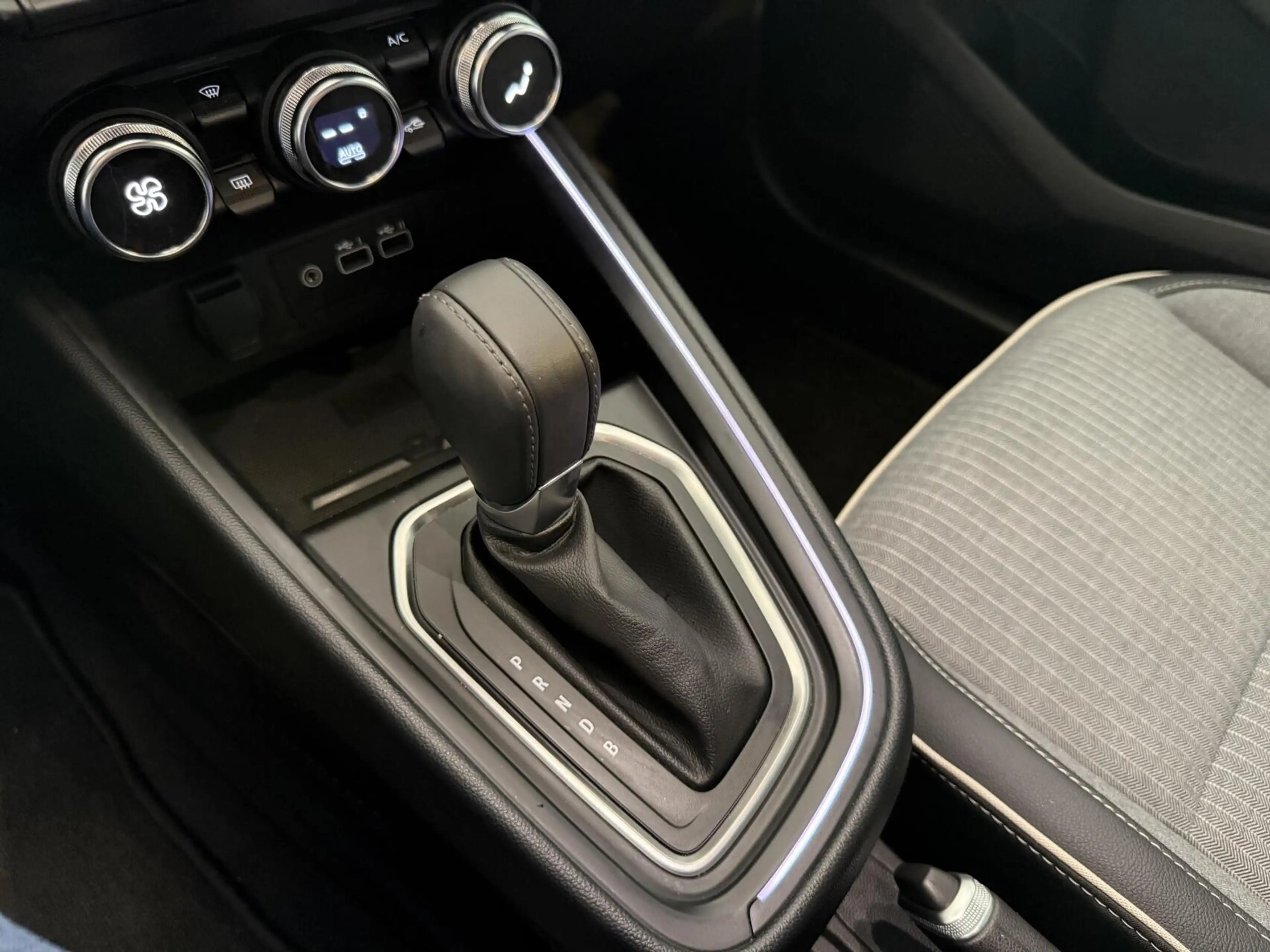 Renault Clio 1.6 E-Tech Full Hybrid 145 techno groot scherm — photo 9